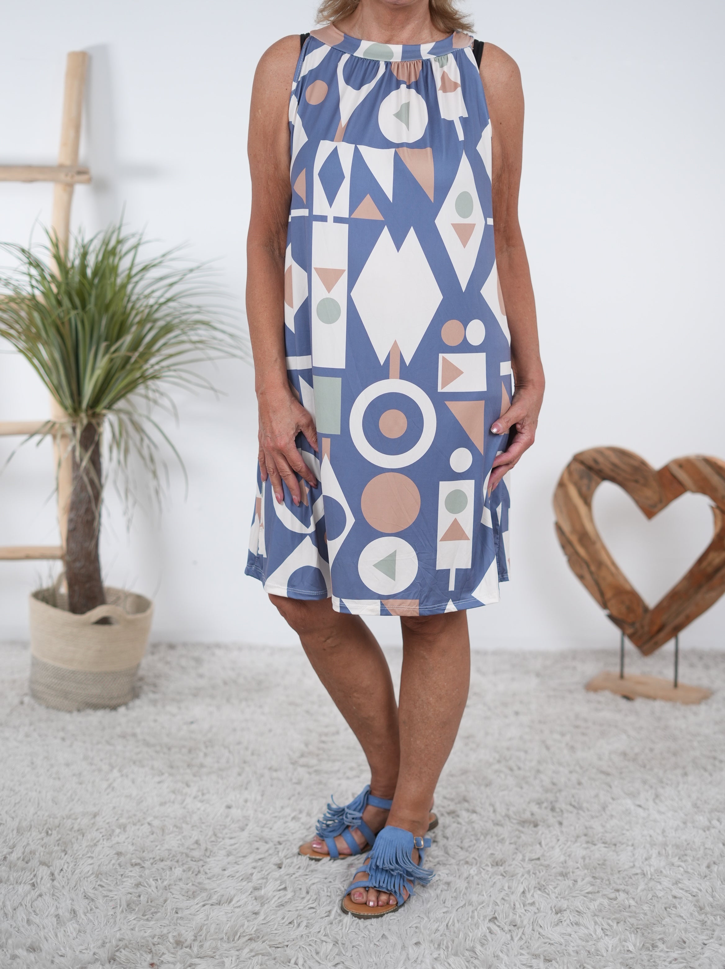 Kofferkleid mit Symbolen verziert