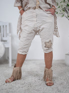 Kurze Baggy mit Blümchen Häkeleinsatz Beige