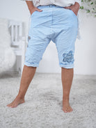 Kurze Baggy mit Blümchen Häkeleinsatz Blau