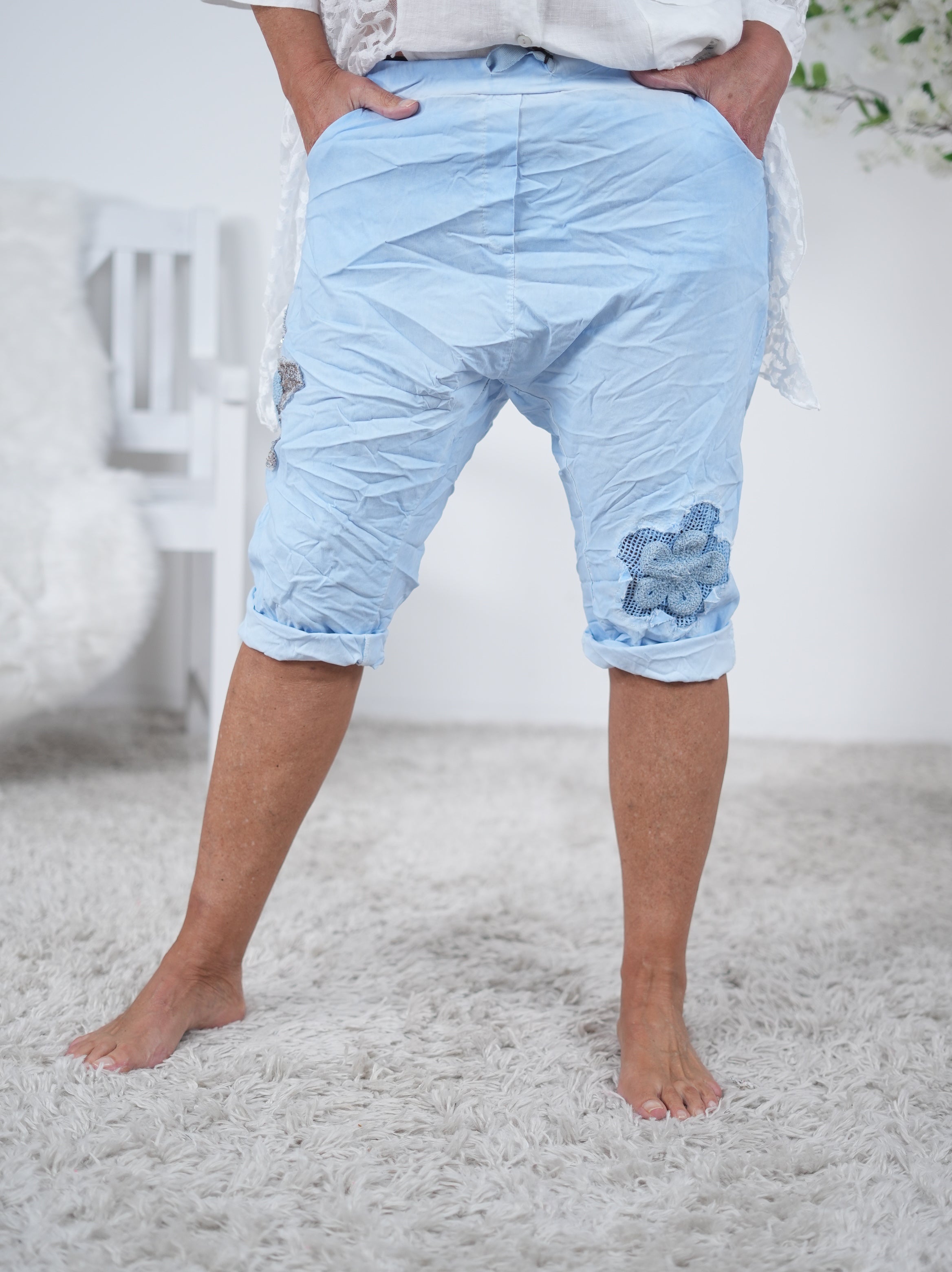 Kurze Baggy mit Blümchen Häkeleinsatz Blau