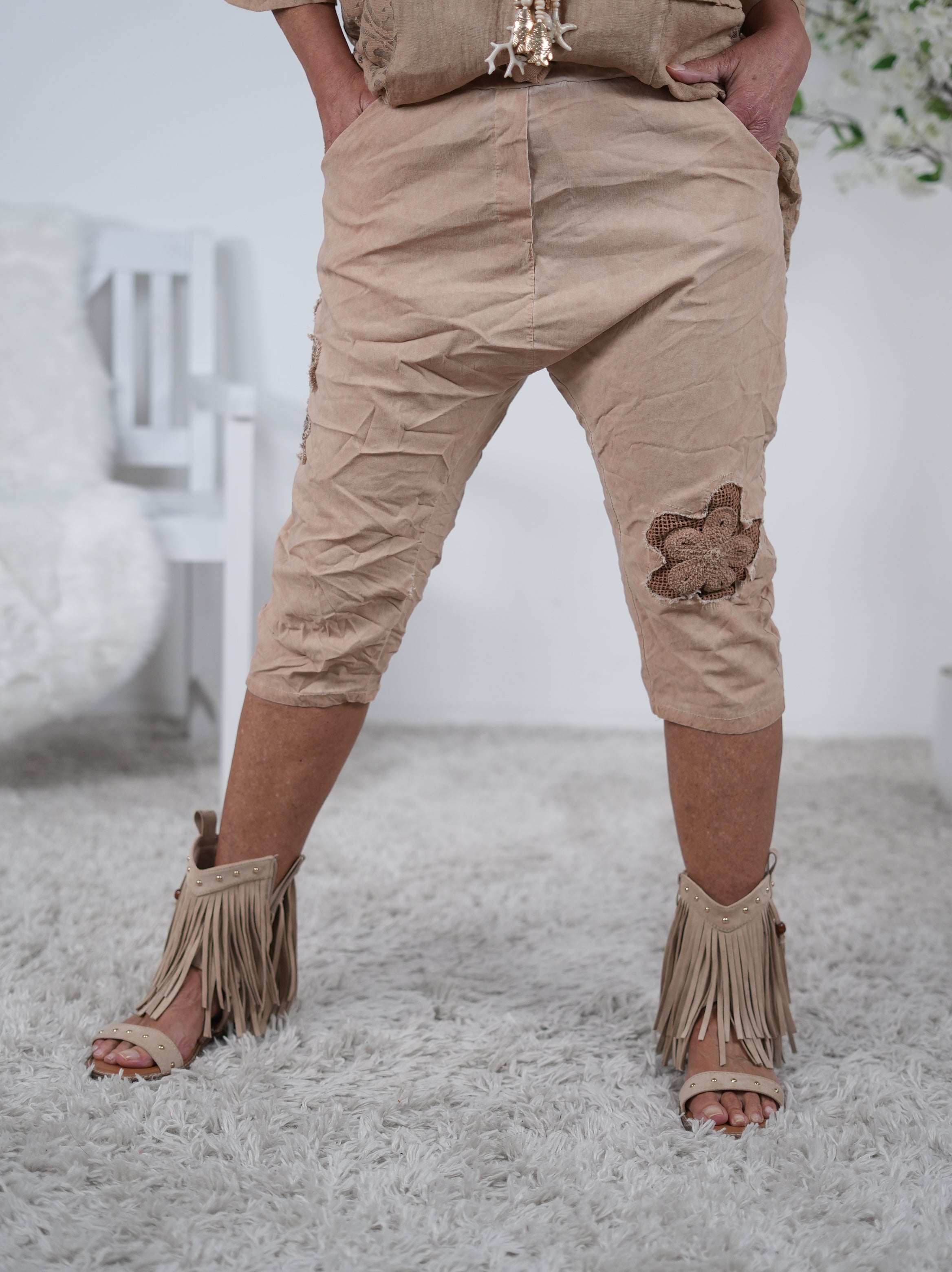 Kurze Baggy mit Blümchen Häkeleinsatz Camel