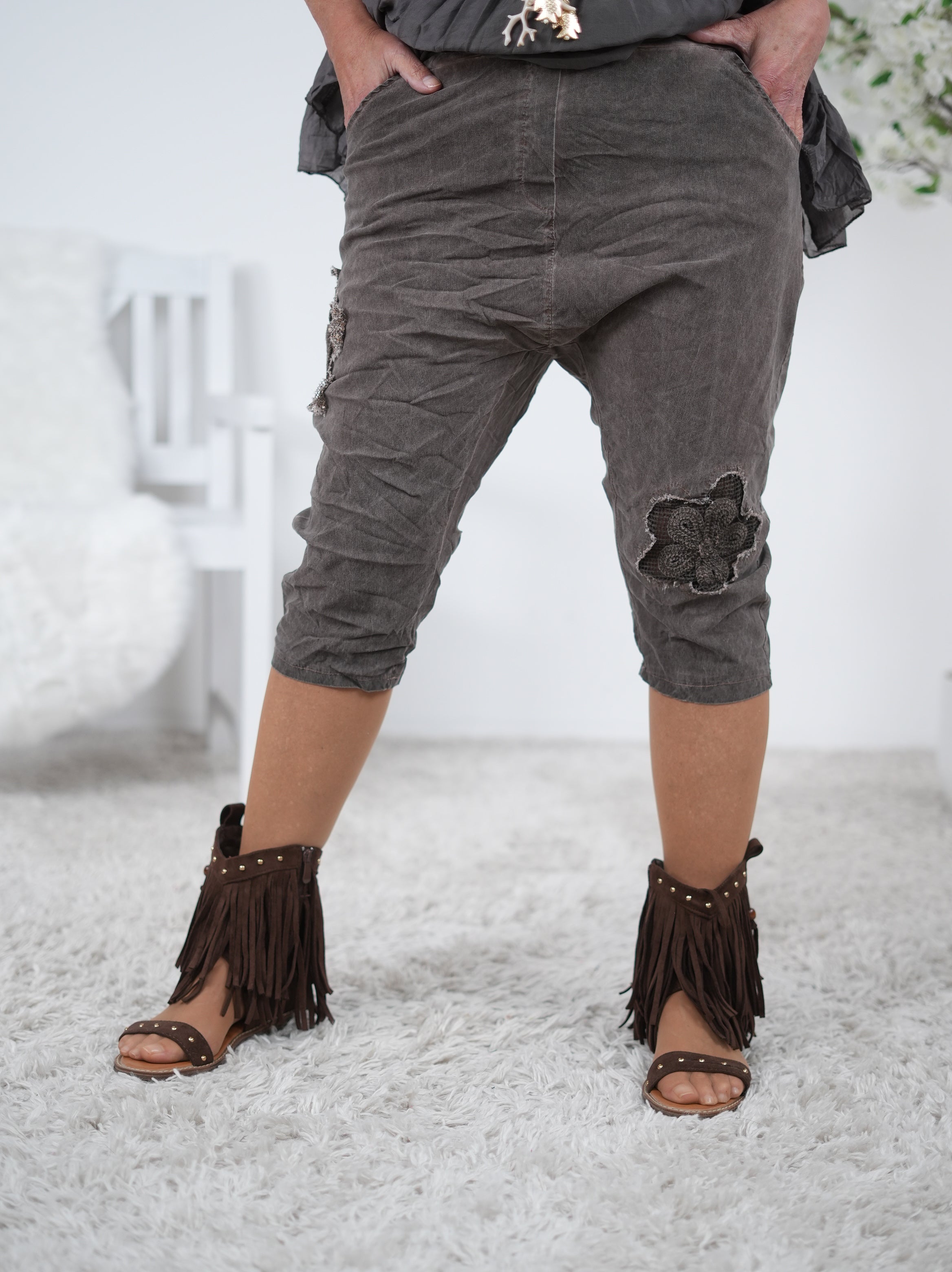 Kurze Baggy mit Blümchen Häkeleinsatz Schoko