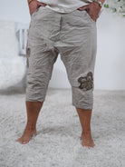 Kurze Baggy mit Blümchen Häkeleinsatz Taupe
