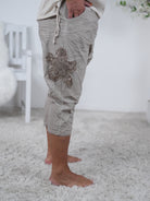 Kurze Baggy mit Blümchen Häkeleinsatz