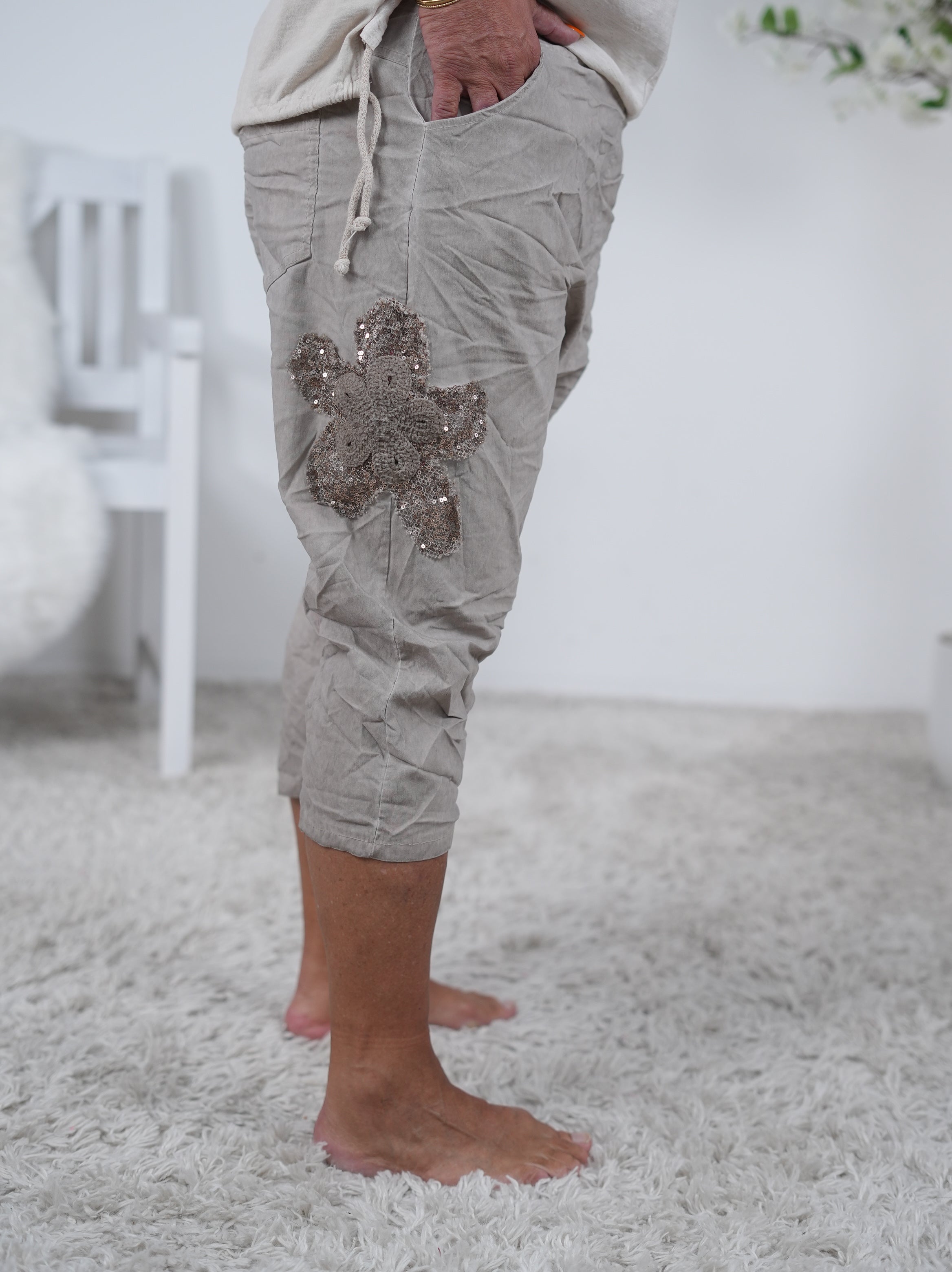Kurze Baggy mit Blümchen Häkeleinsatz