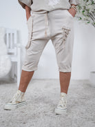 Kurze Baggy mit Schnürung Beige