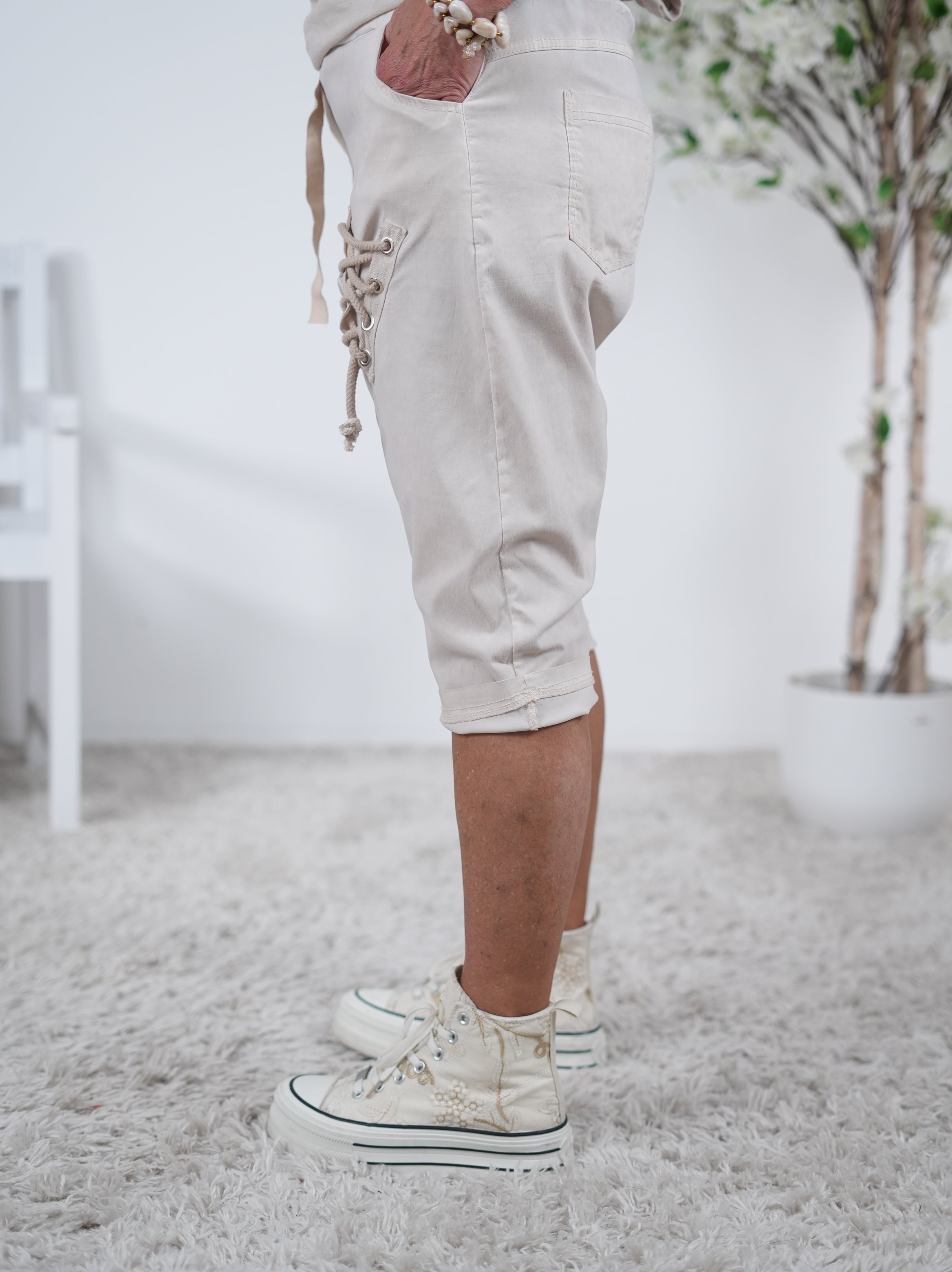 Kurze Baggy mit Schnürung
