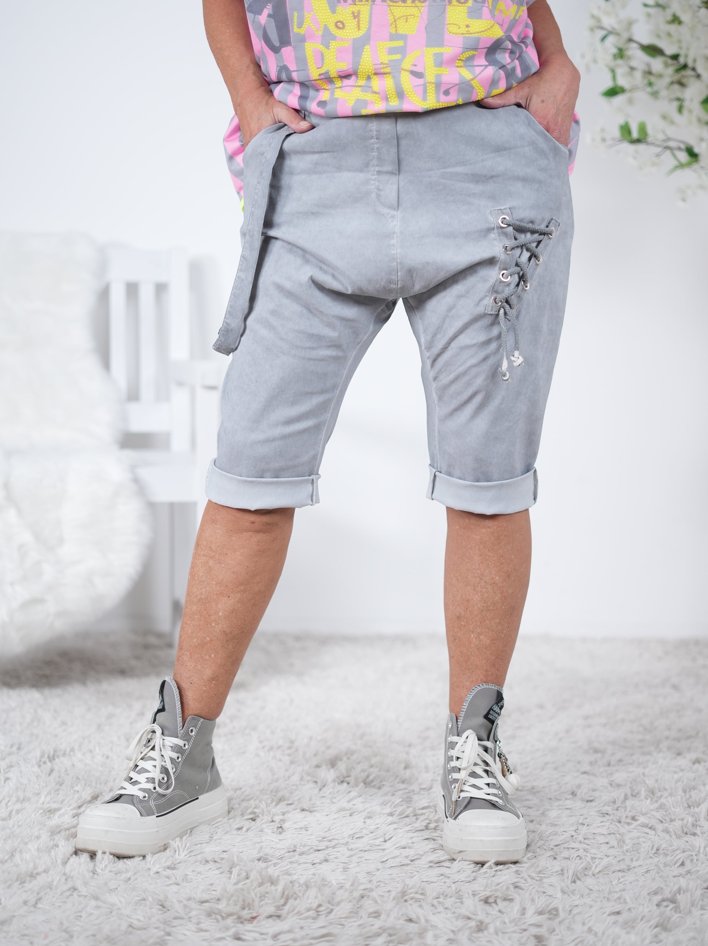 Kurze Baggy mit Schnürung Grau
