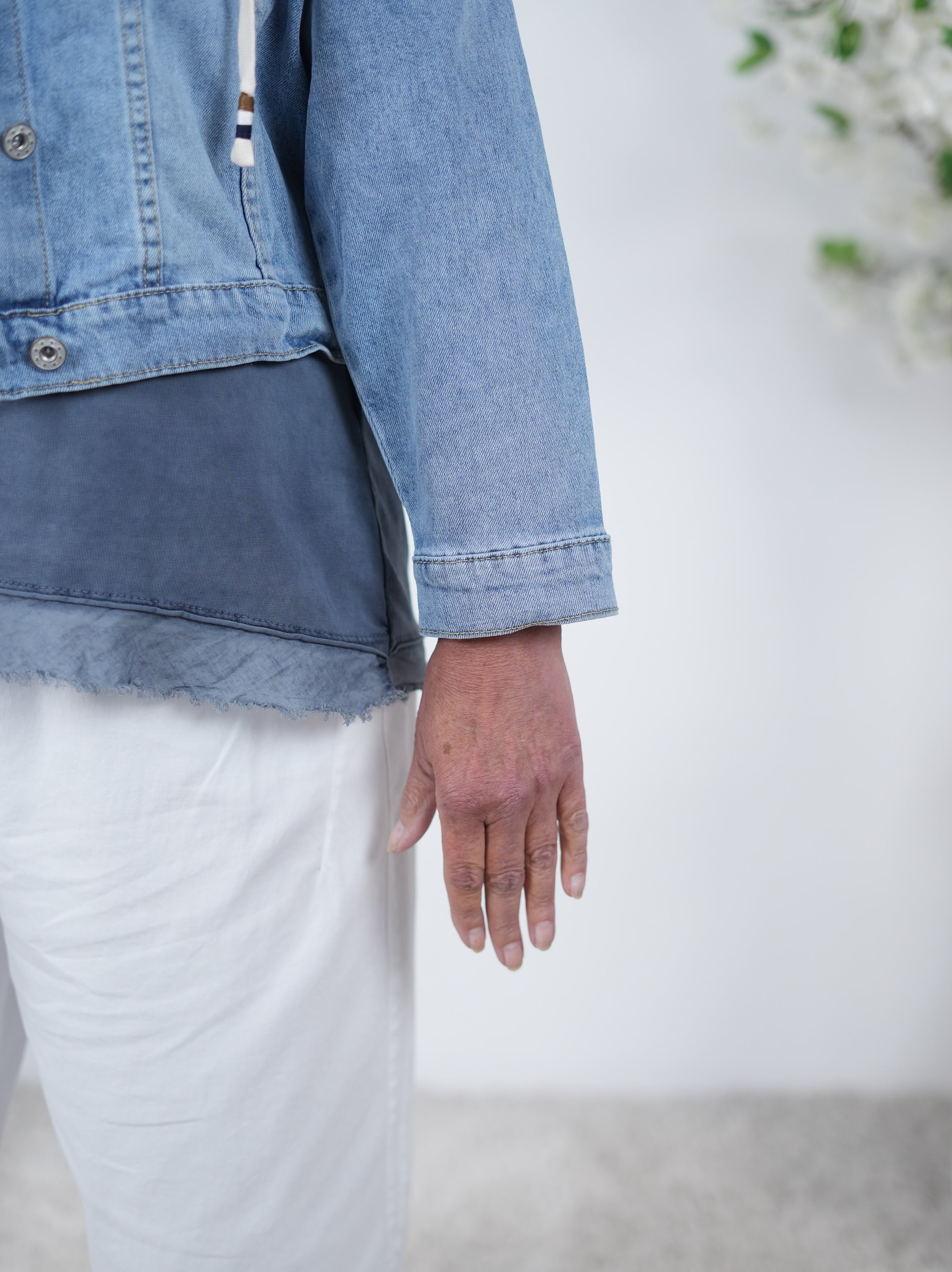Kurze Jeansjacke mit Kapuze