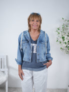 Kurze Jeansjacke mit Kapuze