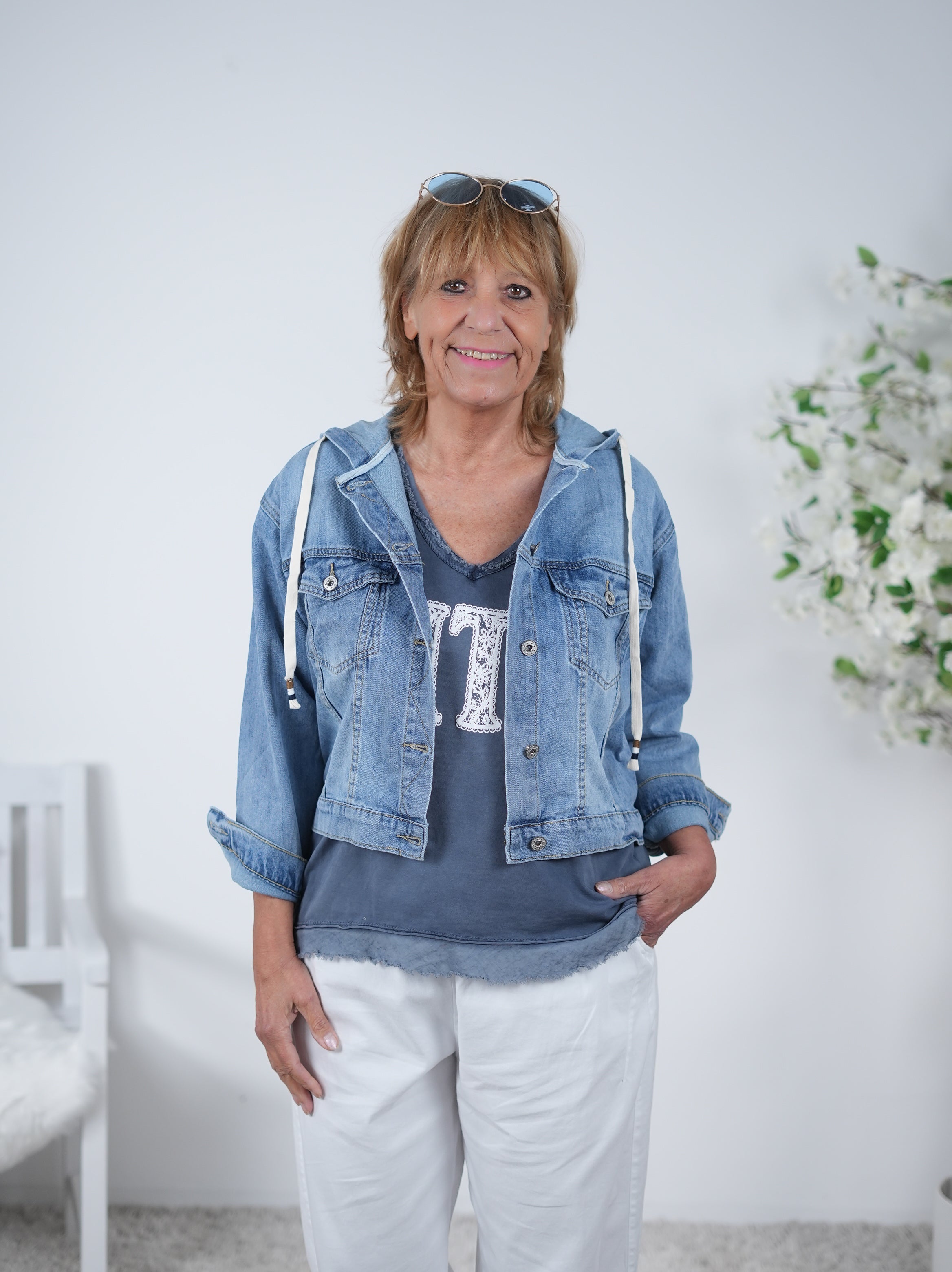 Kurze Jeansjacke mit Kapuze