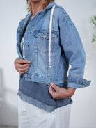 Kurze Jeansjacke mit Kapuze
