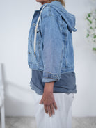 Kurze Jeansjacke mit Kapuze
