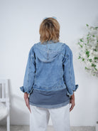 Kurze Jeansjacke mit Kapuze