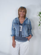 Kurze Jeansjacke mit Kapuze