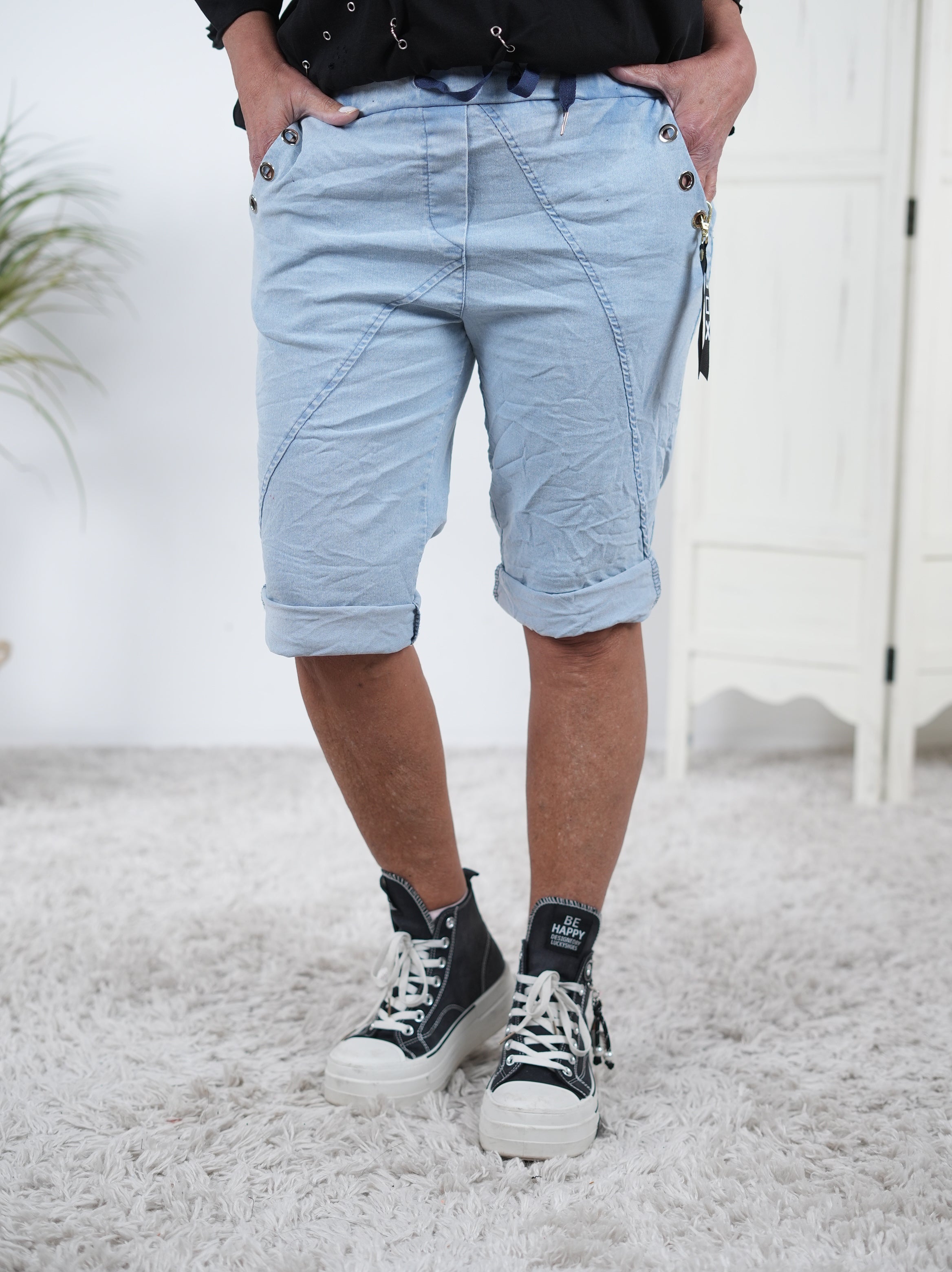 Kurze Joggy mit heller Waschung im Jeans Look