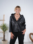 kurze Kunstlederjacke mit Knopfleiste Schwarz