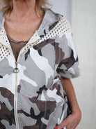 Lässige Jacke in Camouflage mit Netz Elementen