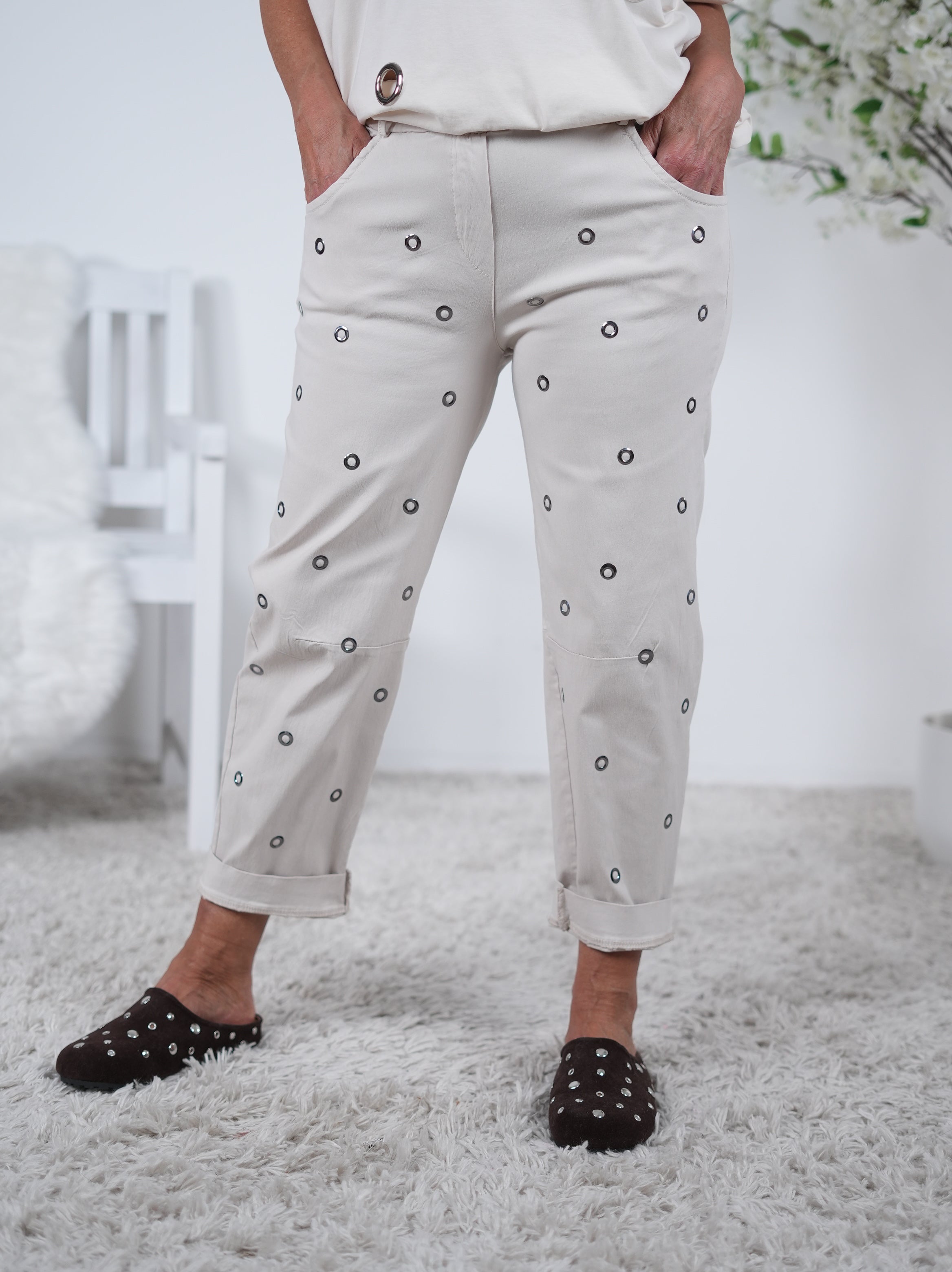 Lässige Jogpant mit Nieten verziert Beige