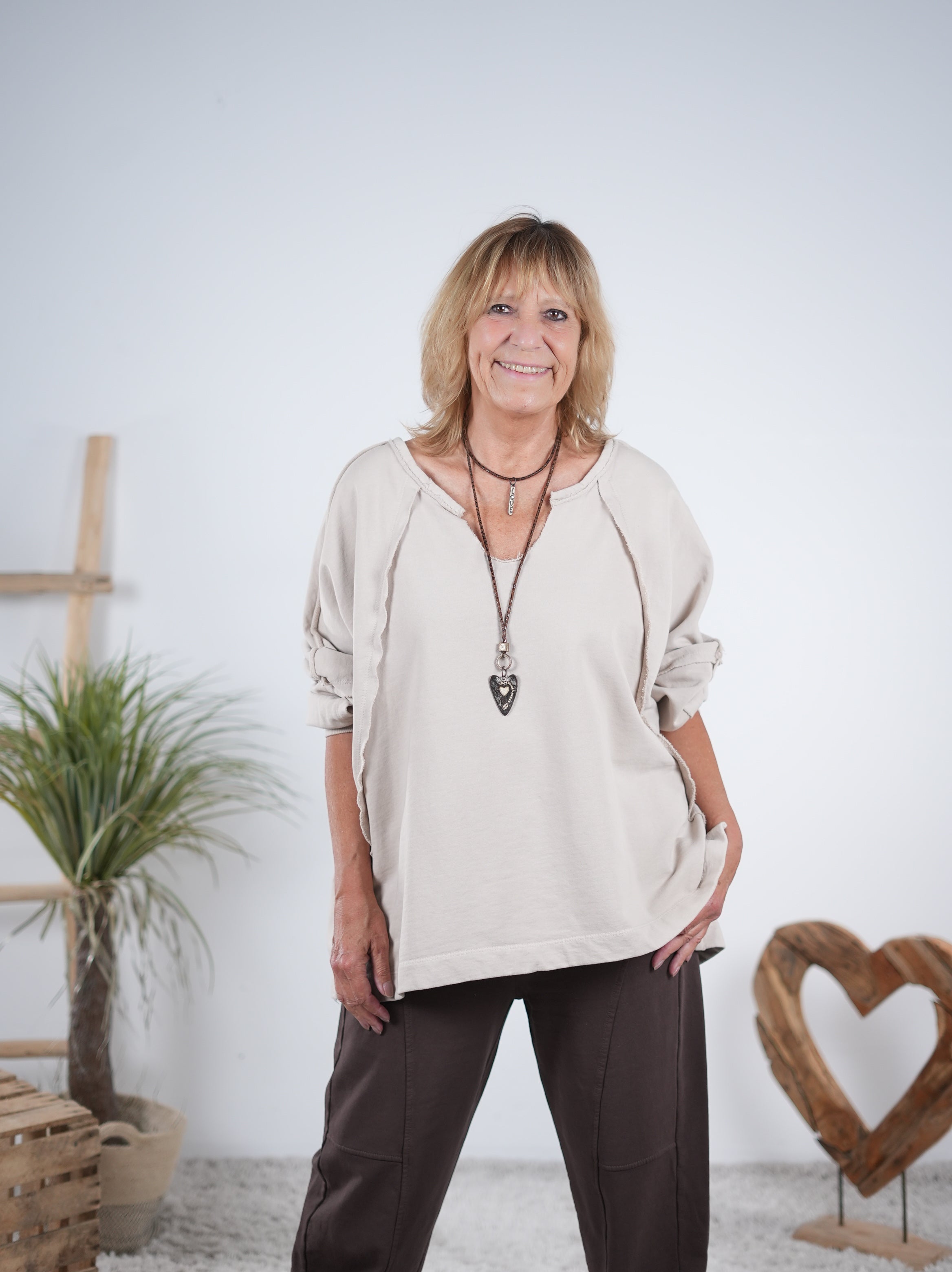 lässiges oversized Sweaty mit auffälligem Ausschnitt Beige