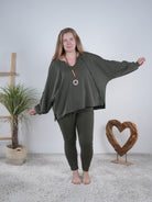 lässiges oversized Sweaty mit auffälligem Ausschnitt Olive