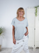 lässiges Shirt mit Smile Schriftzug in Strasssteinen Grau
