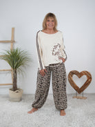 Lässiges Sweaty mit großem Rundhalsausschnitt und Print Beige