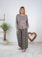 Lässiges Sweaty mit großem Rundhalsausschnitt und Print Taupe