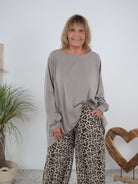 Langarm Shirt mit Ärmelbündchen im Vokuhila Schnitt Taupe