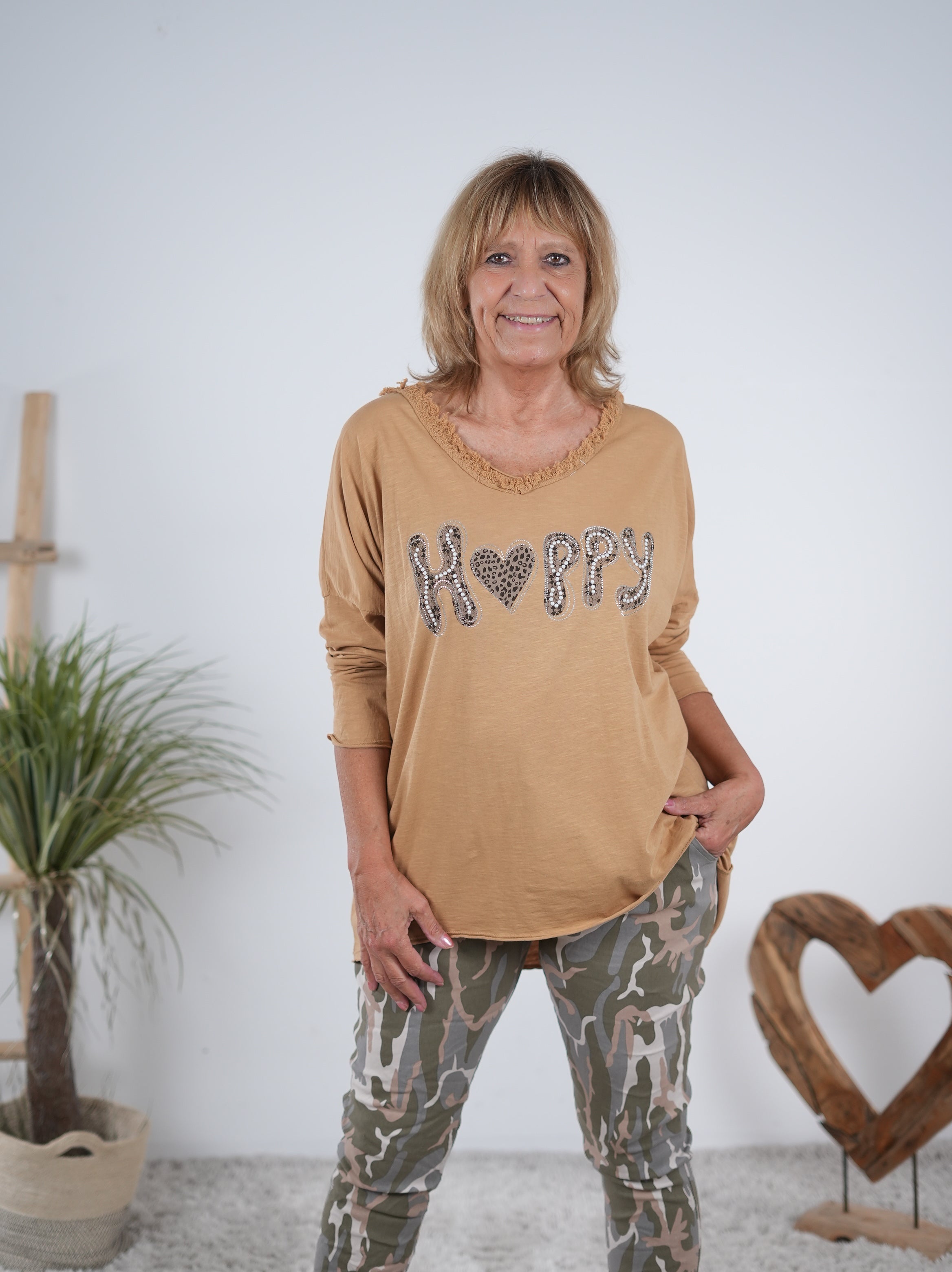 langarm Shirt mit "Happy" Schriftzug Camel