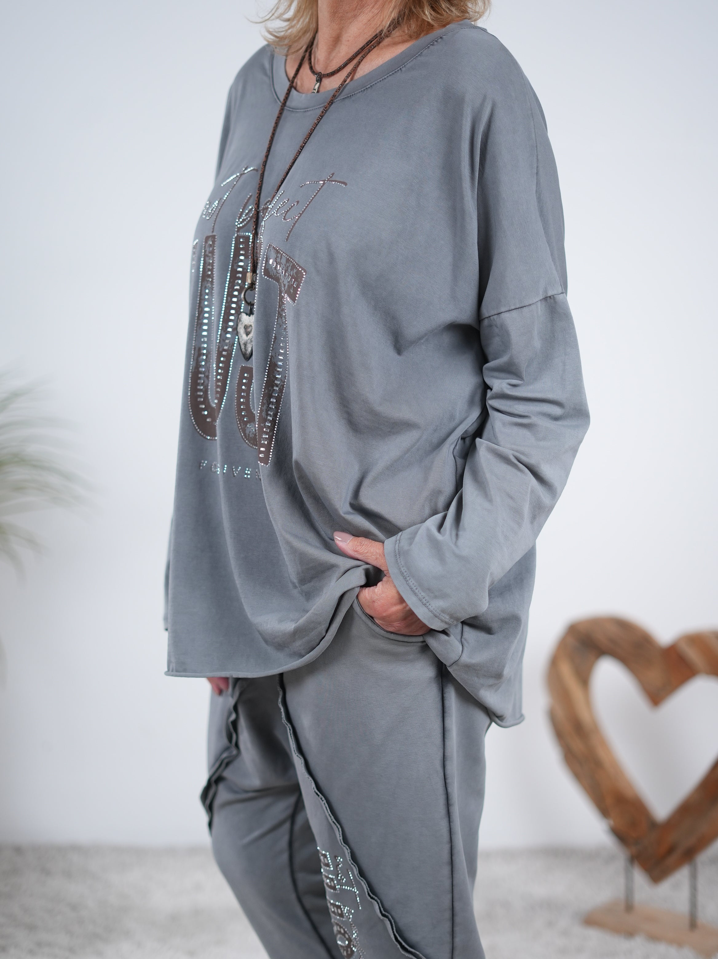 langarm Shirt mit Schriftzug und überschnittenem Arm