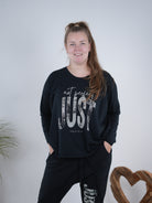 langarm Shirt mit Schriftzug und überschnittenem Arm Schwarz