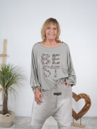 langarm Shirt mit Schriftzug und überschnittenem Arm