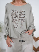 langarm Shirt mit Schriftzug und überschnittenem Arm