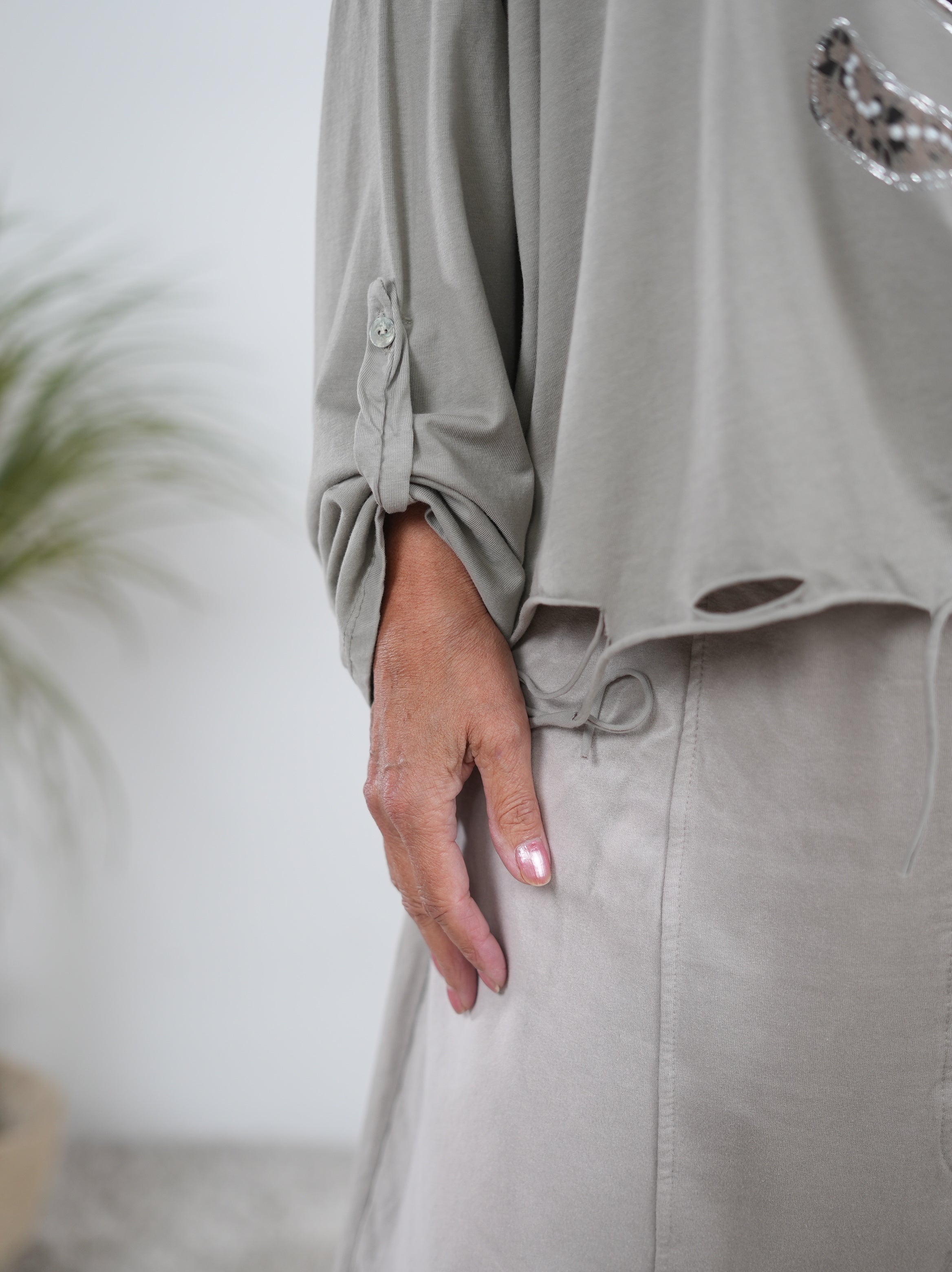 langarm Shirt mit Schriftzug und überschnittenem Arm