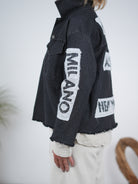 leichte Jeans Jacke mit Patches und ausgefransten Abschlüssen