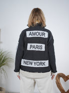 leichte Jeans Jacke mit Patches und ausgefransten Abschlüssen