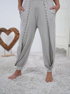 Leichte Joggy mit Gummibund und Nieten Verzierungen Beige