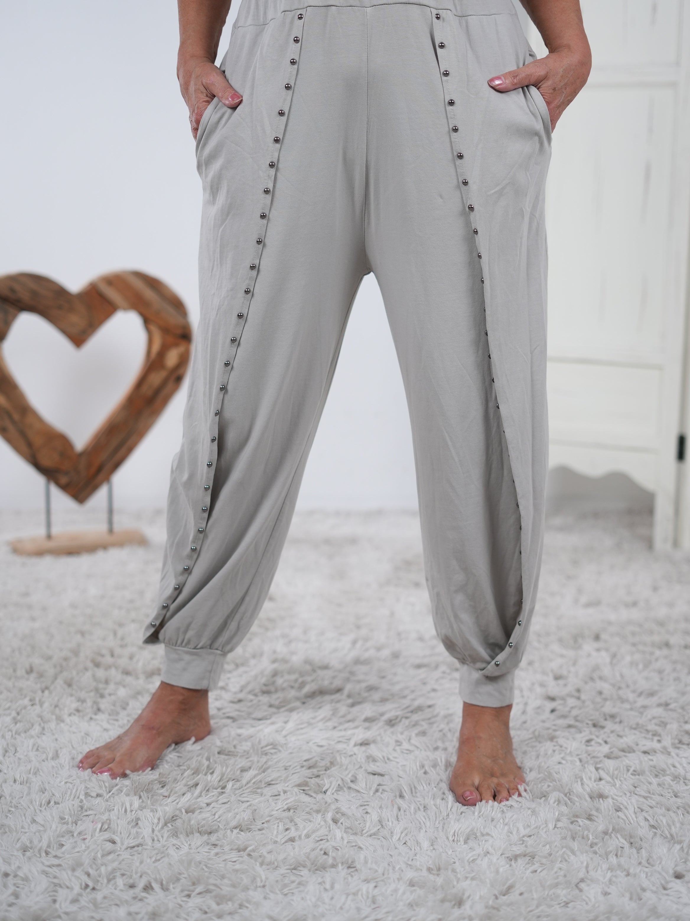 Leichte Joggy mit Gummibund und Nieten Verzierungen Beige