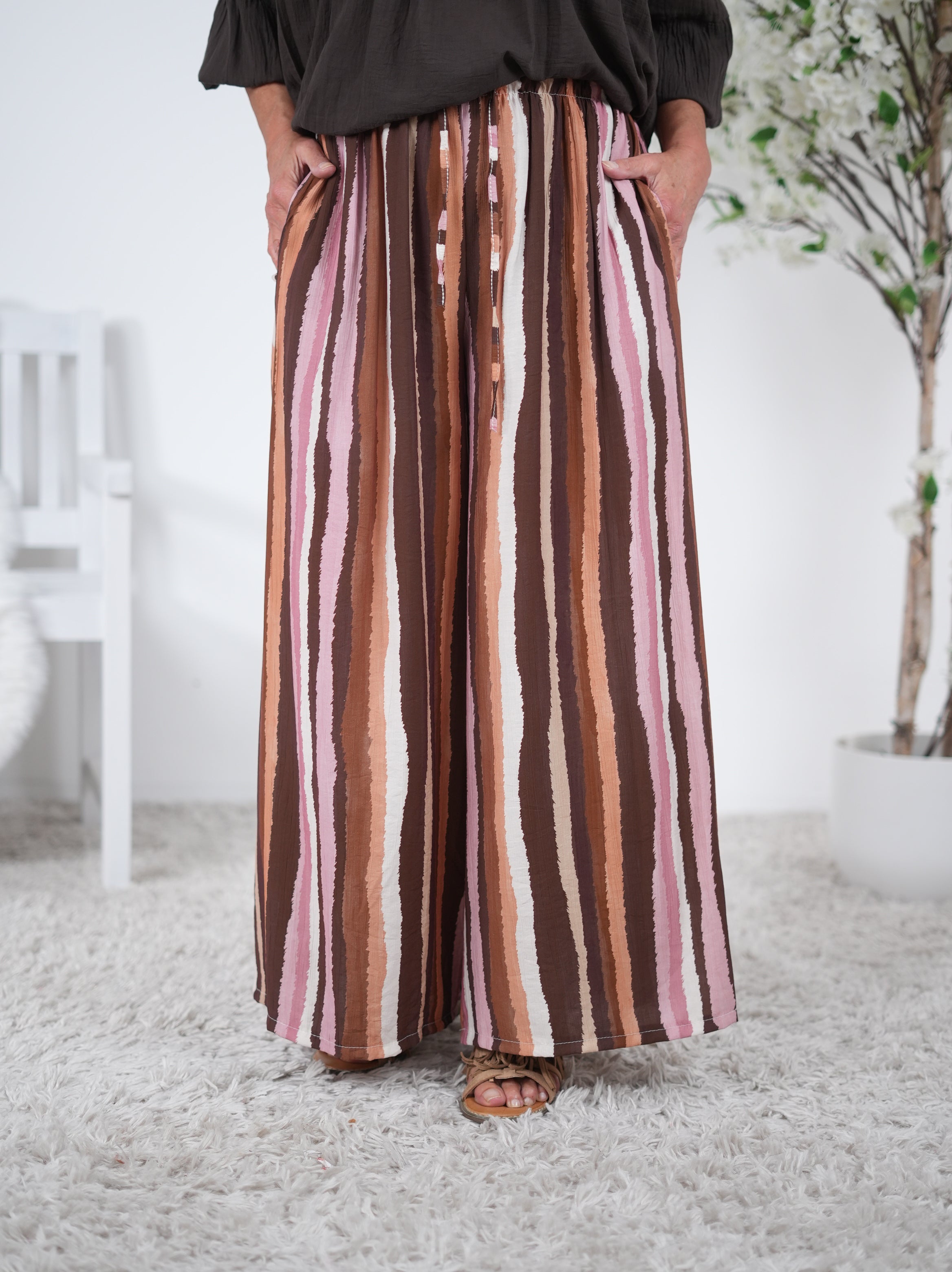 leichte Marlene Hose im Streifen Design Schoko Rosa Apricot