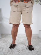 Leichte Shorts mit aufgesetzten Eingriffstaschen und Nieten Camel