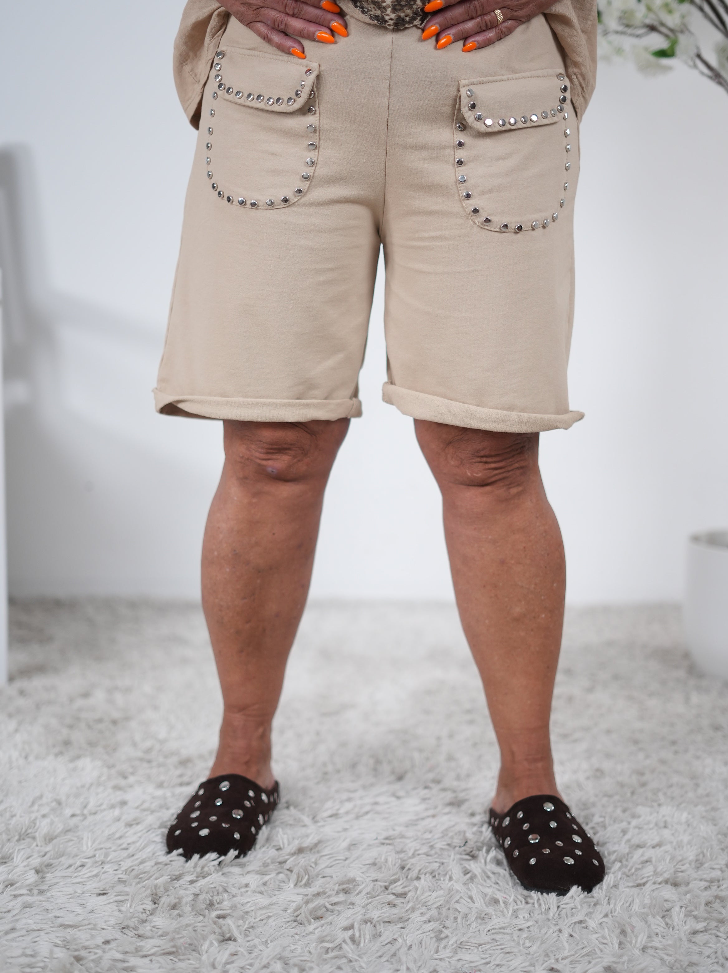 Leichte Shorts mit aufgesetzten Eingriffstaschen und Nieten Camel