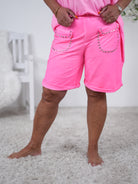 Leichte Shorts mit aufgesetzten Eingriffstaschen und Nieten Neon Pink