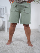 Leichte Shorts mit aufgesetzten Eingriffstaschen und Nieten Olive