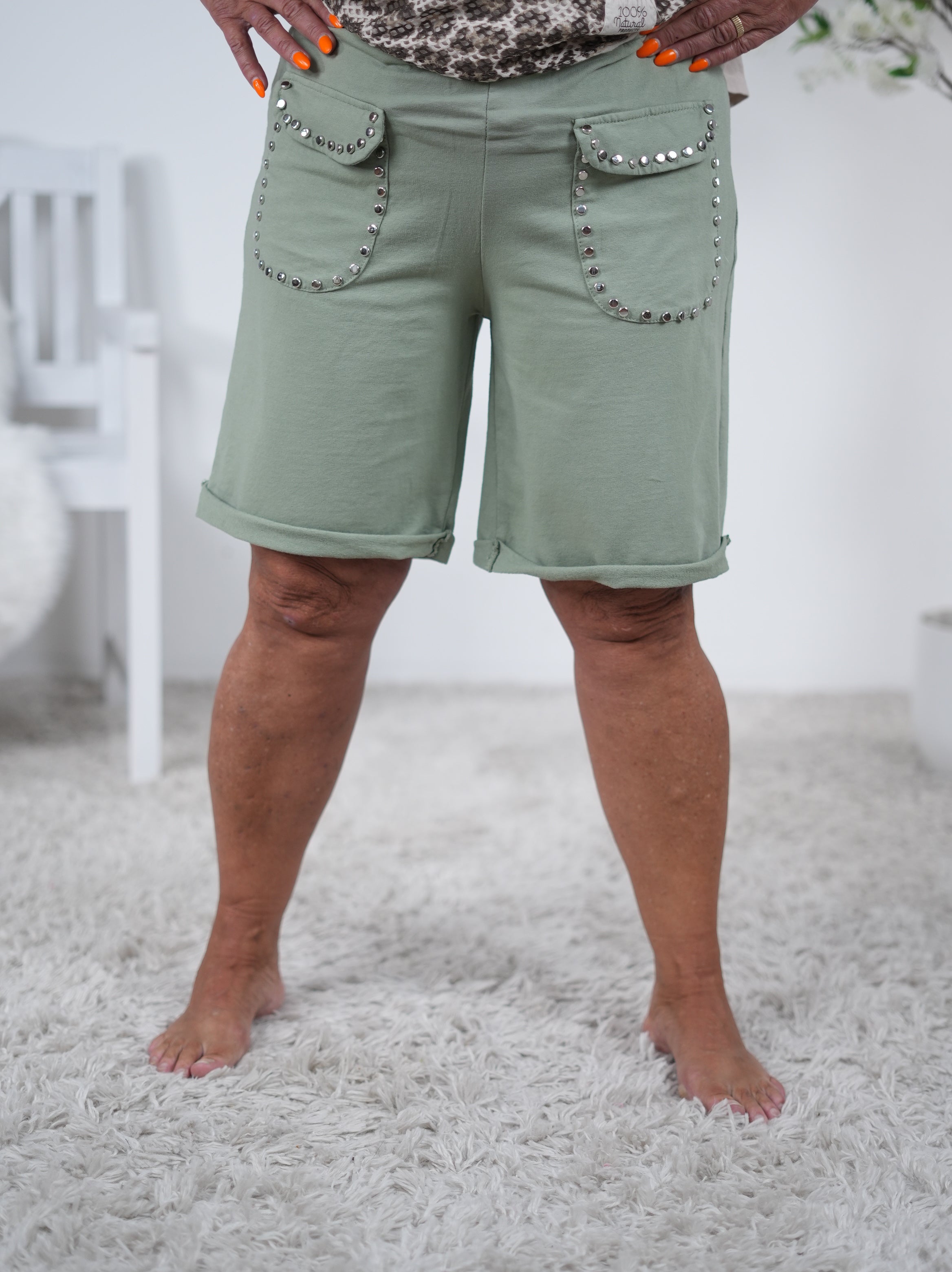 Leichte Shorts mit aufgesetzten Eingriffstaschen und Nieten Olive