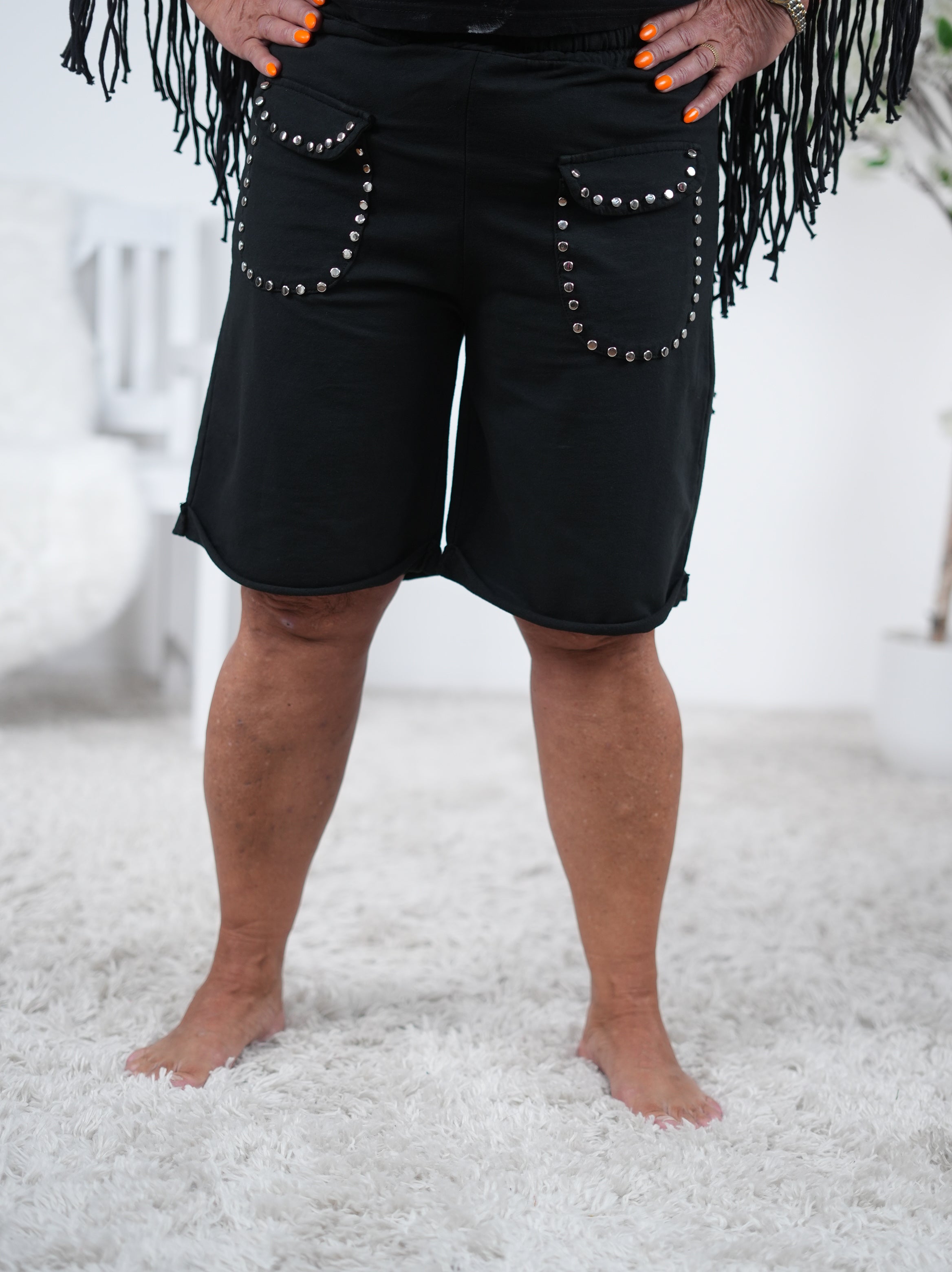 Leichte Shorts mit aufgesetzten Eingriffstaschen und Nieten Schwarz