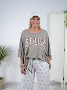 leichter oversize Poncho mit Schriftzug Taupe