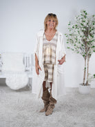 leichter Trench Coat mit Schriftzug und Eingriffstaschen Creme