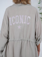 leichter Trench Coat mit Schriftzug und Eingriffstaschen