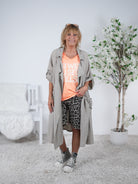 leichter Trench Coat mit Schriftzug und Eingriffstaschen